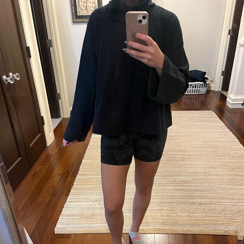 Lululemon black pull over size 6